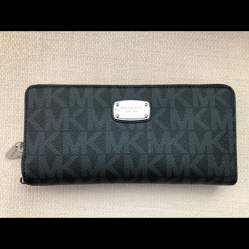 MK Jet Set Travel Continental Wallet